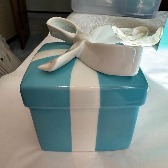 Tiffany & Co Signature Bow Box Bank w/Gift Box & Ribbon - Picture 5 of 11